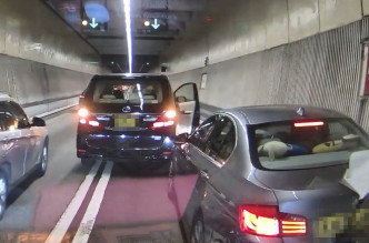 七人车司机更在隧道口下车。网上片段截图