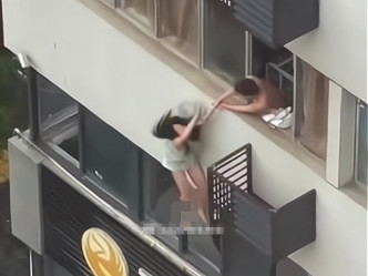 睡衣的女子坐在窗邊，與一名上身半裸的男子不斷拉扯。微博圖片