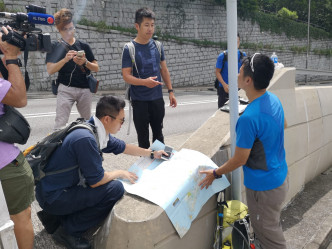 香港滑翔伞协会义工到场协助寻找失踪者。 梁国峰摄