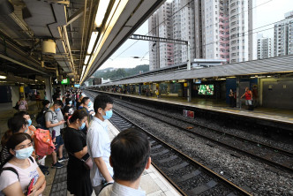 月台上人頭湧湧，大批市民候車上班。