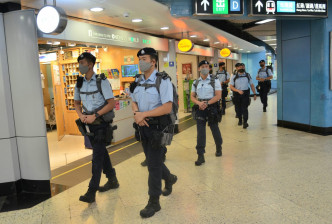 警方反恐特勤队在九龙塘站巡逻。