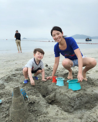 车婉婉见本港疫情缓和，便带囝囝去沙滩唞唞气。