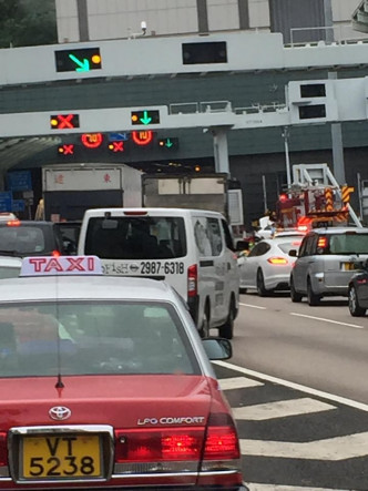 受意外影響現場交通擠塞。圖:網民Thomas Cheng‎香港突發事故報料區