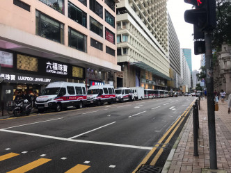 多辆警车在广东道戒备。