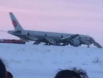 客机安全降落俄罗斯。网上图片