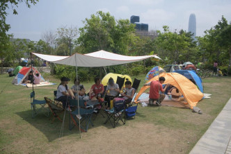 大批市民在西九文化区草地聚会。
