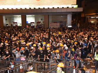 入夜後，警察總部的示威者人數漸增。