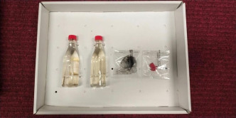 警方檢獲相同類型玻璃瓶及黑色噴罐。