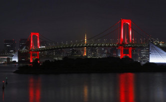 東京彩虹大橋換成紅色，提醒民眾別鬆懈防疫。twitter網民stuartotwit圖片