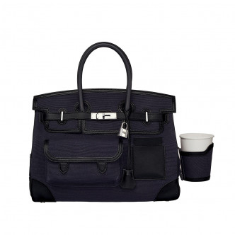 Birkin 35 Cargo Goéland帆布及Swift小牛皮手袋 /$180,800/H,設計靈感源自軍服,增設個口袋及可拆除的杯套,配以皮革細節,注入貴氣。