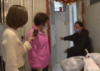 涉事女保安(螢光粉紅外套)要求美華將房間內所有私人物品清走。TVB影片截圖