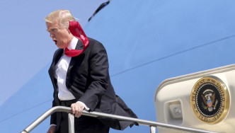 特朗普的衣著都較為寬濶，領帶較長。AP資料圖片