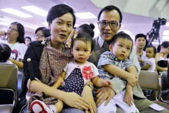 陳凱欣擔任政助時，與家人出席政府的活動。資料圖片