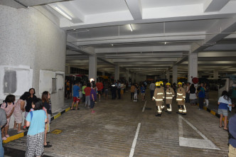 火警中逾百人緊急疏散。