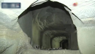 石屋位於一座石山上，洞口離地面10米。互聯網圖片