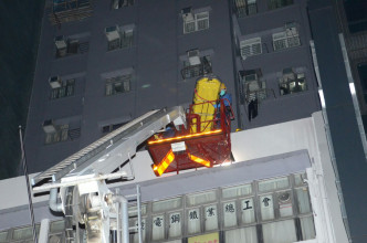 消防接報到場，架起升降台救出該名男子。