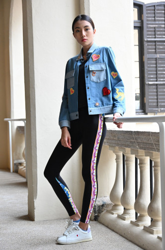飾以主題心形徽章的牛仔褸/$3,380、黑色背心/$580、Leggings/$580。