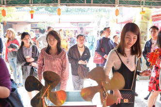 善信廟內打花鼓和轉風車，祈求新年轉個好運。