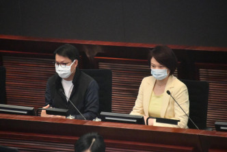 陈克勤（左）指郭荣铿仅应处理选举主席议程，讨论涉及下午法律意见的规程问题是越权。右为李慧琼。