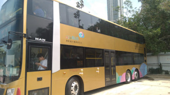 传媒获安排乘坐金色双层车身的港珠澳大桥穿梭巴士。