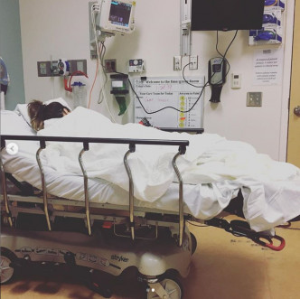 姬蒂碧金莎臥在醫院病床上。ig