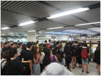 金鐘站售票機上再有人留下現金。facebook群組「香港突發事故報料區」網民張美心