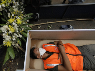 違規者可選擇躺進未蓋上棺蓋的棺材內5分鐘。網圖
