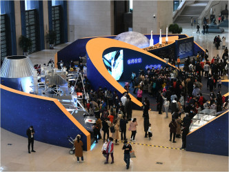 國博西大廳的展區外實行了限流，觀眾需排隊入場。新華社圖片