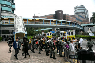 示威者陸續離開理工大學校園。