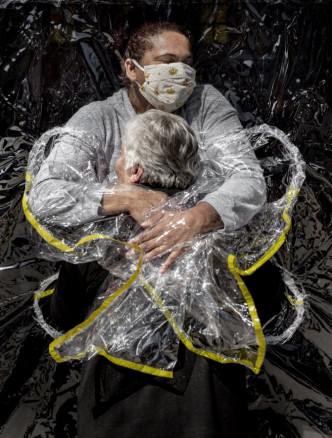 「第一個擁抱」紀錄了疫情下的艱難。World Press Photo圖片