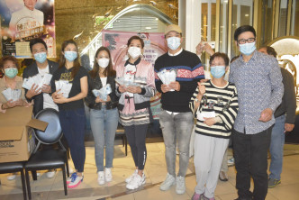 TVB处境剧《爱·回家之开心速递》演员与安德尊（右）、彭慧中（左四）、章志文（左二）等落区派口罩。