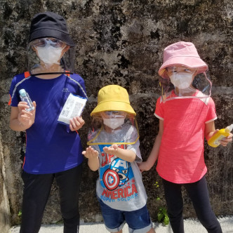 平時出街陳琪都會幫3個寶貝戴上口罩、防疫帽，並帶齊消毒搓手液及濕紙巾。