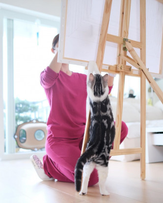 阿Sa对画画亦好有兴趣，仲有爱猫陪画。