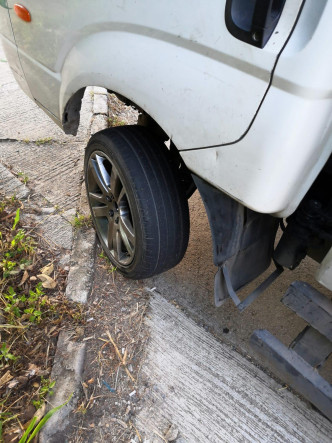 部分被截获的轻型货车车胎不合规格。图:警方提供