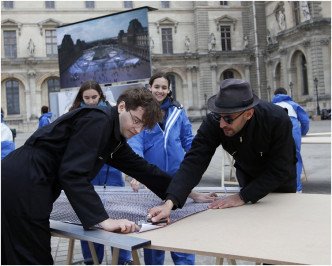 JR特地在罗浮宫外的广场铺设巨幅拼贴画。 AP
