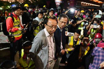 前立法会主席曾钰成及港大法律系学者张达明进入校园，并带同约百名年轻人离场。