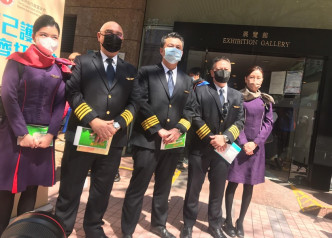 香港航空派出五名職員接種疫苗，飛行部總監梁永偉(中)稱整個流種順暢方便。