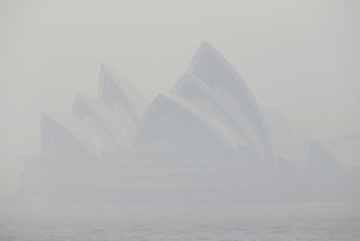 雪梨歌劇院被山火導致的濃煙籠罩。AP圖片