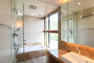 浴室空间充裕，设计高贵典雅。