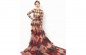 Maria Bakalova穿上Dior 2021冬季系列 缀立体玫瑰花刺绣装饰曳地长裙。