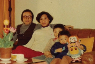 陈奕迅与妈咪。FB影片截图