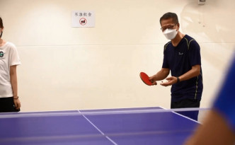 陈茂波换上球衣，与一众中学生打篮球及乒乓球。陈茂波fb片段截图