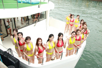眾入圍亞姐在遊艇上拍攝。