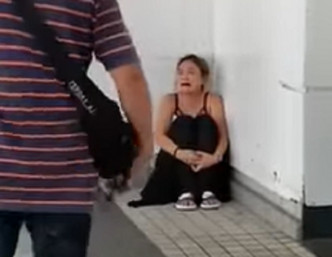 懷疑是陳彥霖的少女坐在東涌站嚎哭。七黑一騙影片截圖