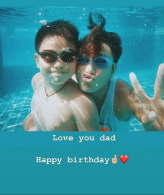 去年兒子晒兒時與爸爸泳照祝賀。
