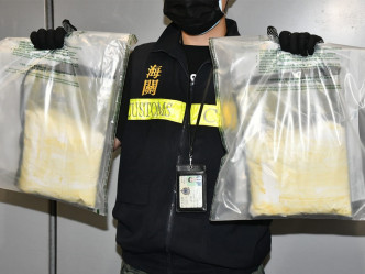 海關在男子行李中搜出2.2公斤，市值390萬的懷疑可卡因。
