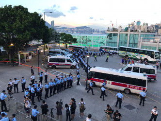 逾百警员封锁金紫荆广场。