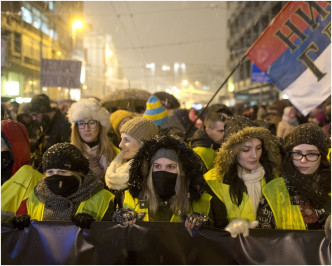 示威者抗议总统武契奇领导的政府愈来愈专制。AP