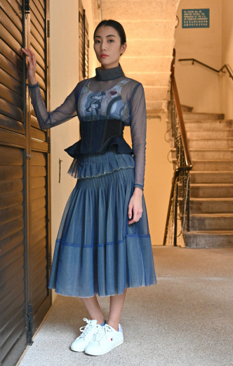藍色Mesh Top/$1,980、彩色圖案Bra Top/$580、牛仔布Corset/$1,680、褶襉半截紗裙/$2,380。