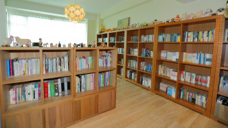 圖中為主人房，現擺放多列書櫃，方便收納書本